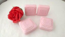 Charger l'image dans la galerie, petit Savon Carré Moulé au Lait d'Ânesse Senteur Rose
